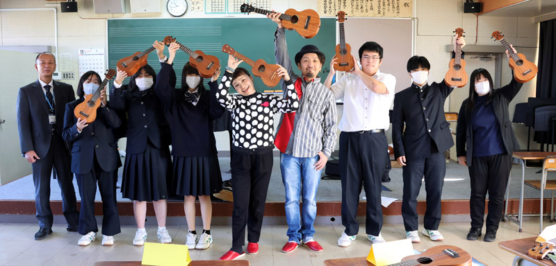 九十九里町観光大使の夫婦アコースティックユニット「かのんぷ♪」による音楽の授業が、県立九十九里高校で開かれた。生徒たちは“九十九里色”が反映された楽曲に合わせてウクレレ演奏に挑戦し、郷土愛を深めた＝同町