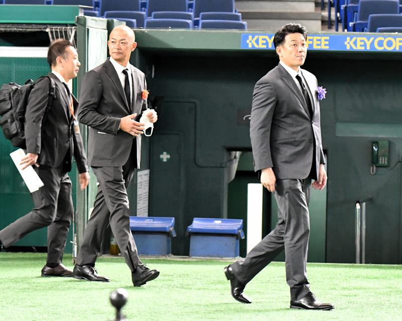 長嶋茂雄さんのお別れの会に参列した千葉ロッテのサブロー監督（右）と福浦和也２軍監督