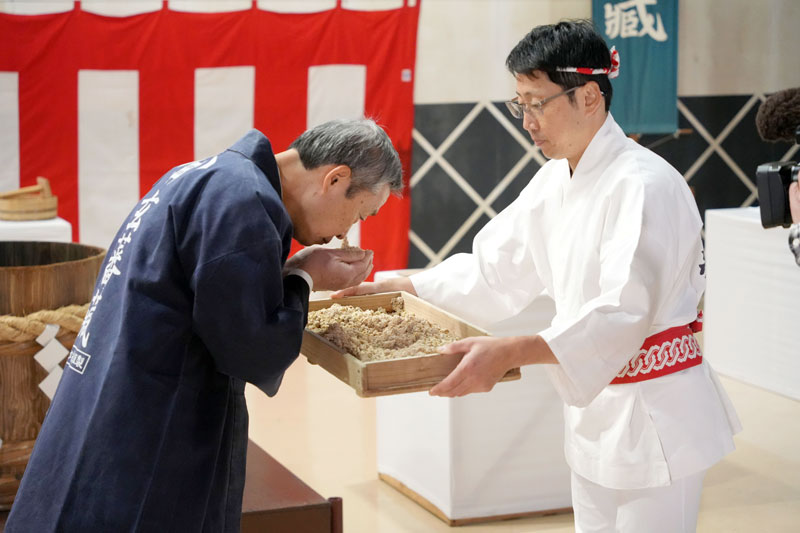 こうじの状態を確認する浜田社長(左)