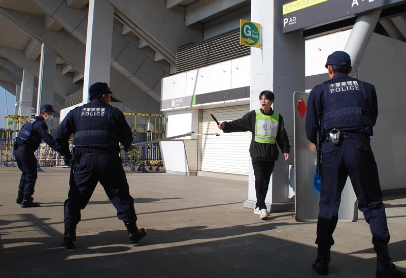 訓練の中で、刃物を持った人物に警察官が対応する場面＝２８日、千葉市中央区の「フクダ電子アリーナ」