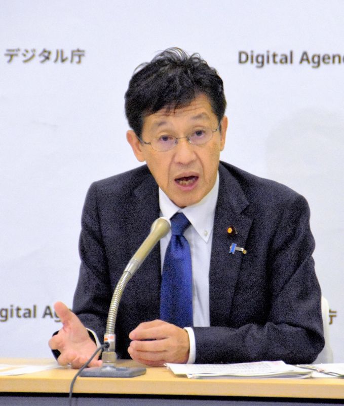 報道各社の合同インタビューに応じる松本デジタル相=東京都千代田区のデジタル庁