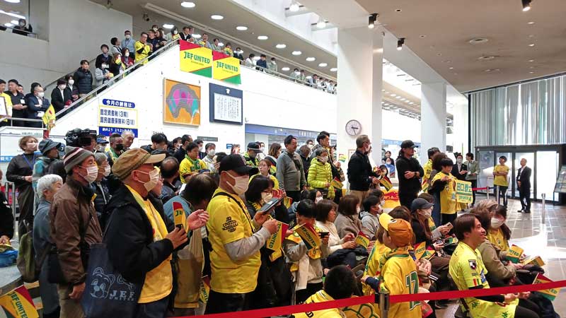 市原市にも大勢のサポーターが祝福に駆け付けた