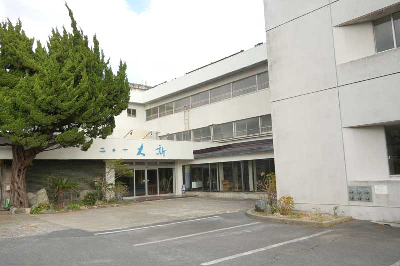 休業中で人けのない「ホテルニュー大新」＝２２日、銚子市