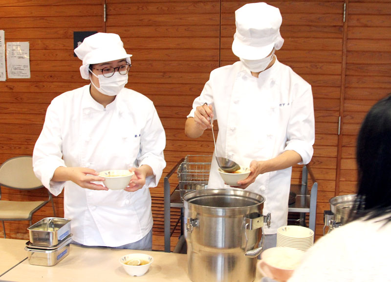 給食レストランで「レモン香るポカポカさつま汁」を配膳する安房拓心高校の生徒ら＝南房総市