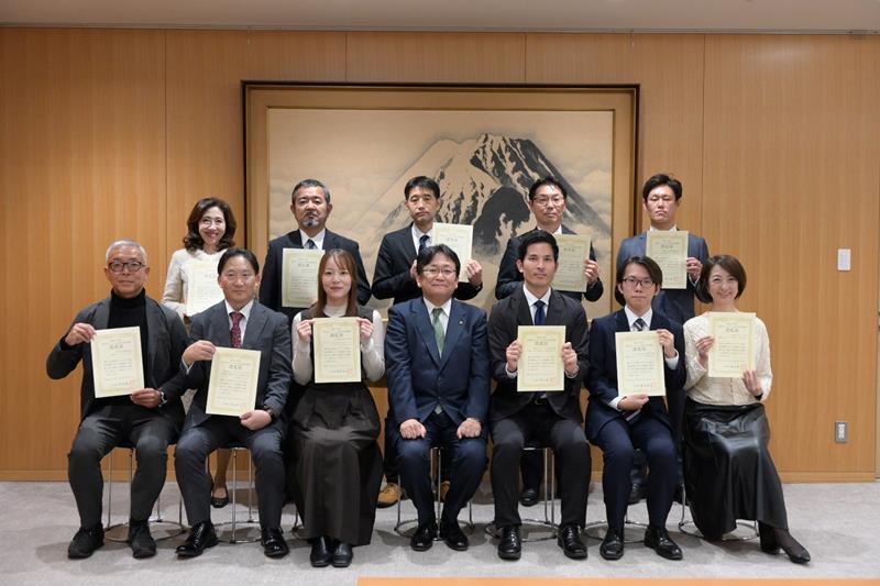 認定証を持つ企業の代表者ら＝千葉市役所