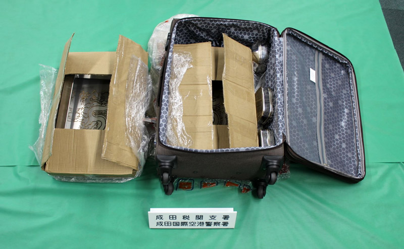 覚醒剤が型枠に隠されていた金属製の額縁のような物が入っていたスーツケース（県警提供）