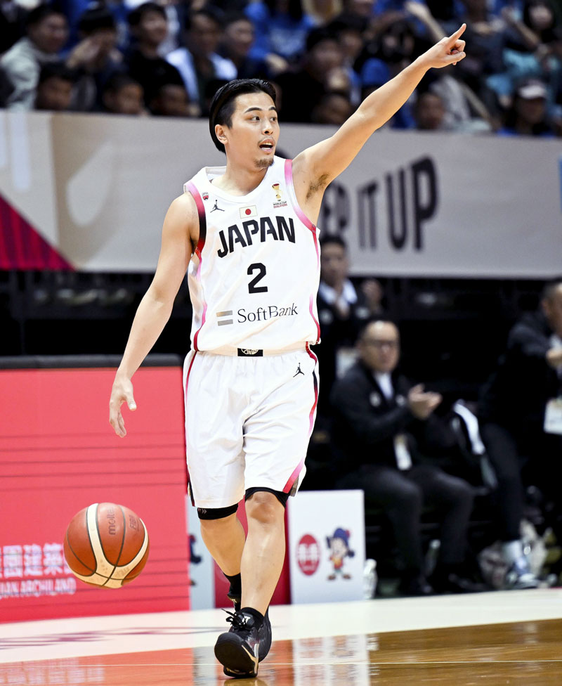 バスケットボール男子W杯アジア1次予選の台湾戦で、指示を出す富樫=新北(ゲッティ=共同)