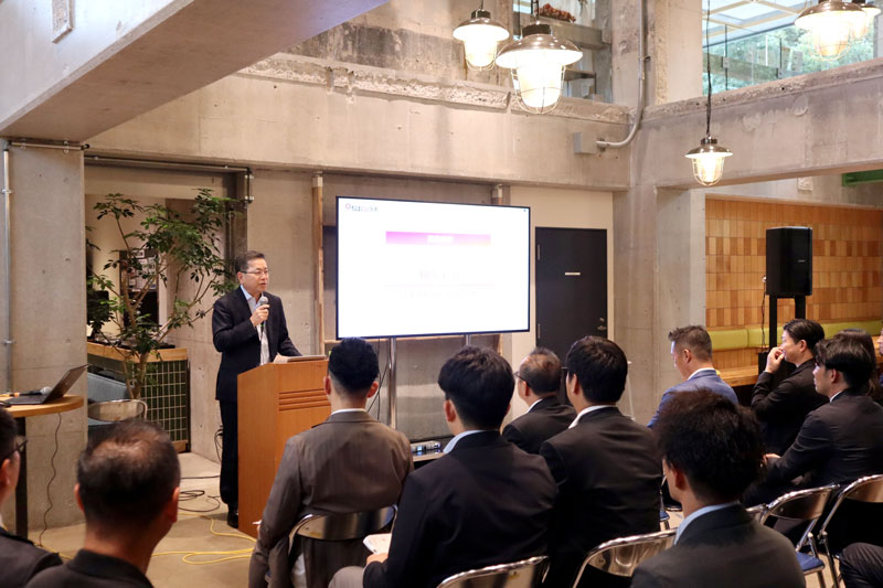 キックオフイベントであいさつする梅田頭取＝千葉市中央区