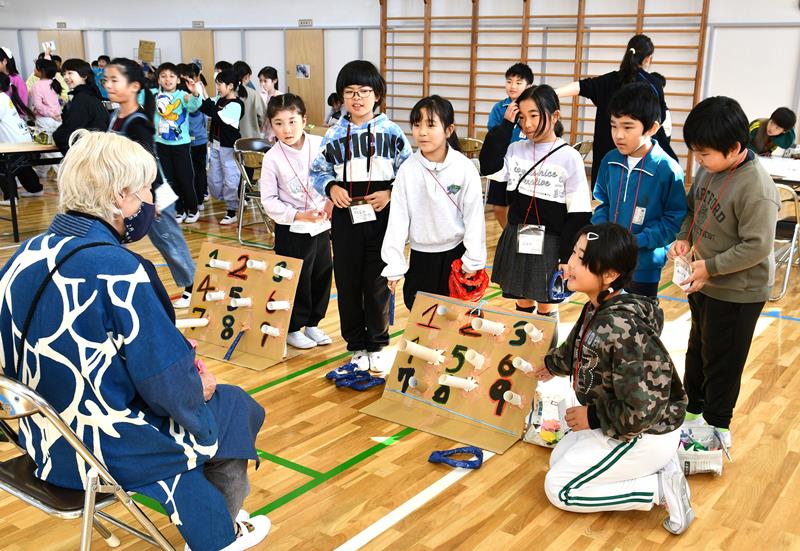 児童が手作りしたゲームで遊ぶ参加者＝香取市立小見川中央小学校