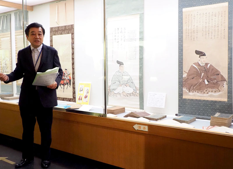 新井白石の資料について解説する歴史研究家の坂井さん=君津市