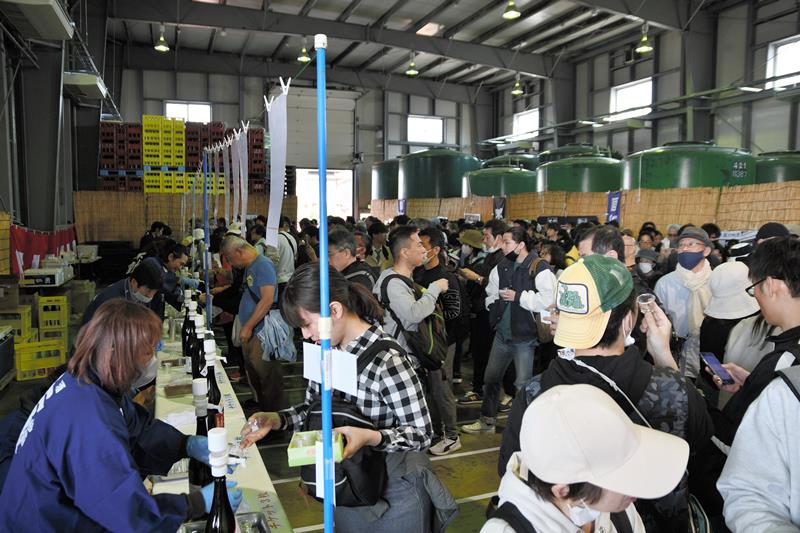 神崎町の一大イベント「発酵の里こうざき酒蔵まつり」には今年、過去最多の約７万人が来場した＝３月、同町