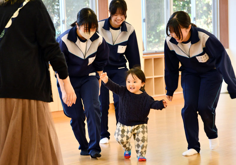 体験授業で子どもと触れ合う生徒たち