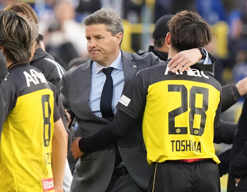 町田に競り勝ち、選手をねぎらう柏・ロドリゲス監督=6日、三協F柏(共同)