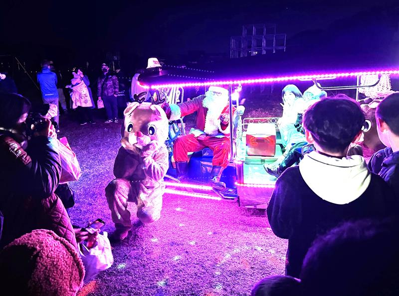 子どもたちを喜ばせた「トゥクトゥクサンタ」