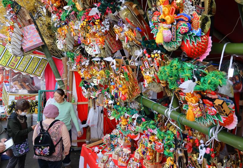 縁起物が装飾された熊手が多く並ぶ酉の市=6日、栄町