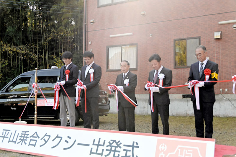 デマンド型乗り合いタクシーの出発式でテープカットに臨む関係者ら＝千葉市緑区
