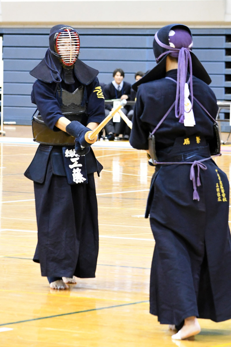 男子決勝で攻める東海大浦安の先鋒・工藤＝船橋アリーナ