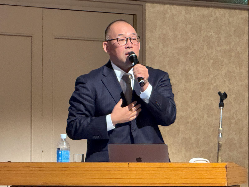 千葉政経懇話会12月例会で講演する浅見氏=16日、千葉市中央区のホテル