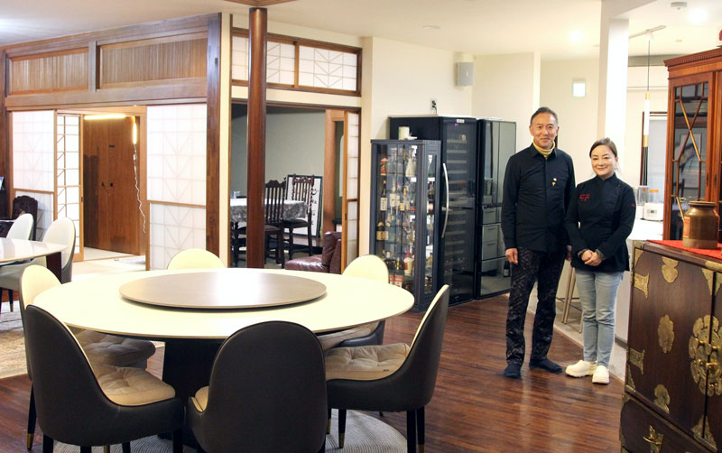 中国料理の円卓や日本の障子、東洋や西洋の家具を配置している館山美食倶楽部の内装。右から小薇さん、星野さん＝館山市