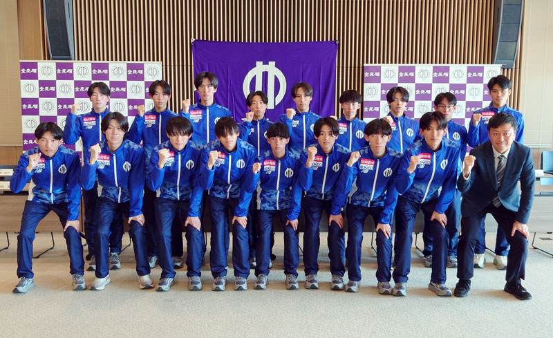 記者会見終了後に記念撮影する順大メンバー＝印西市