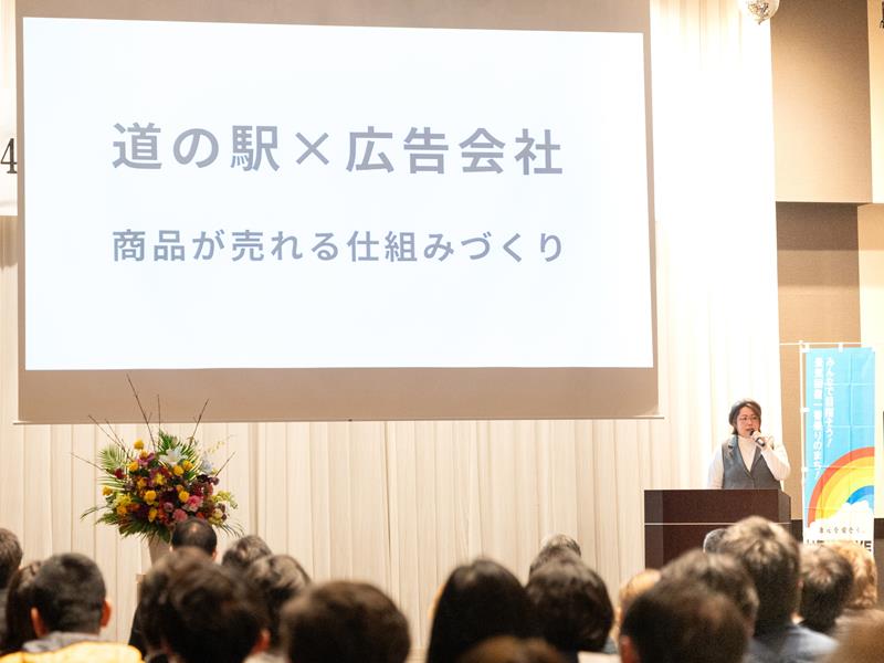 グランプリに輝いた根里さんのプレゼンの様子＝２１日、市原市内