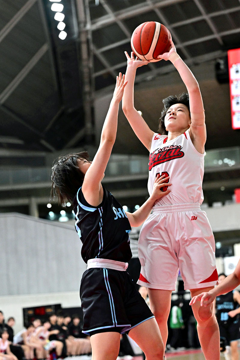 千葉経大付―立正大淞南　第４クオーター、シュートを放つ千葉経大付・上野（右）＝東京体育館