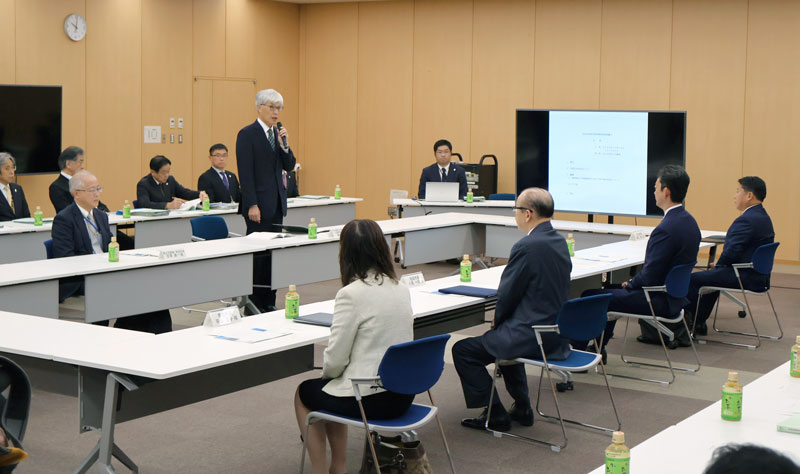 機能強化に必要な用地の地権者に向けて共同声明を出すことを決めた成田空港滑走路新増設推進協議会の会議＝２４日、成田市のＮＡＡ本社