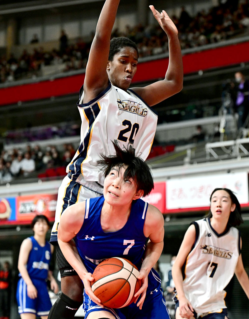 東海大福岡－昭和学院　第１クオーター、競り合う昭和学院・石井（手前）＝東京体育館