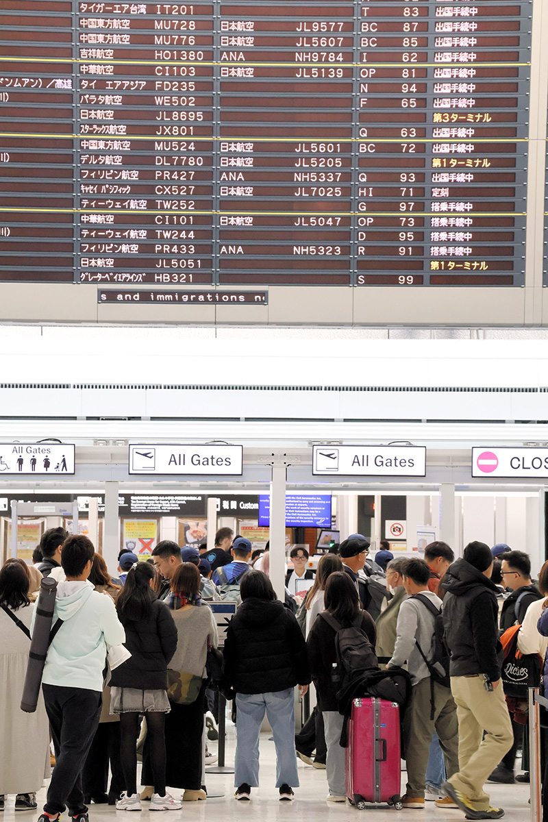 保安検査場前に人が集まってにぎわう成田空港＝２６日、成田市