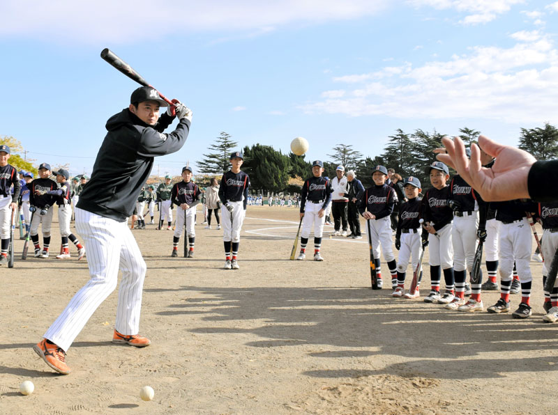 プロ野球・千葉ロッテマリーンズの選手を招いた福祉野球教室で、佐藤都志也捕手ら5人が子どもたちを直々に指導した。目の前で披露される豪快なスイングに、集まった野球少年からは「格が違う」などと驚きの声が上がった=茂原市