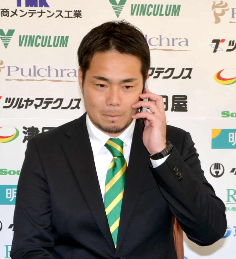 ＪＦＬ昇格承認の電話を受ける佐藤社長＝４日午後3時５分ごろ、ゼットエーオリプリスタジアム