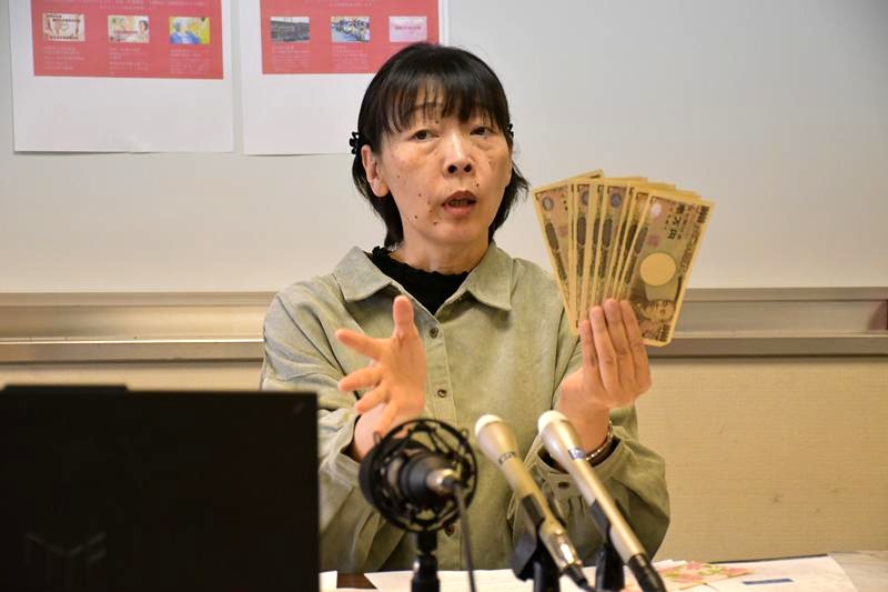 ダミー候補擁立の経緯を説明する記者会見を開き、活動の謝礼に受け取った１０万円と封筒を見せる中谷さん＝１９日、市川市