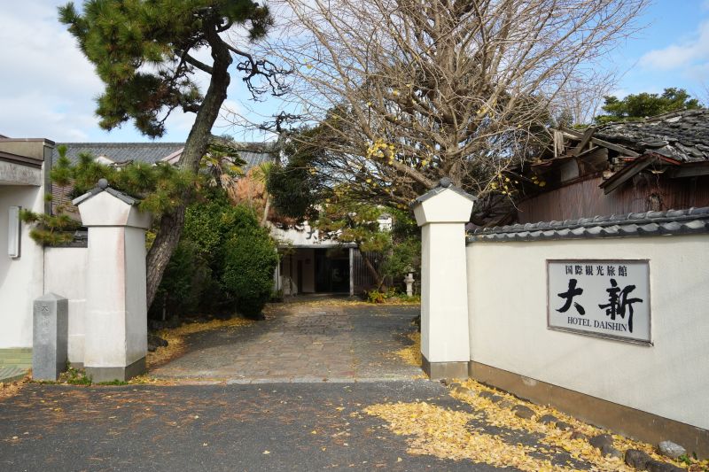 休業中で人けのない「大新旅館」＝２２日、銚子市