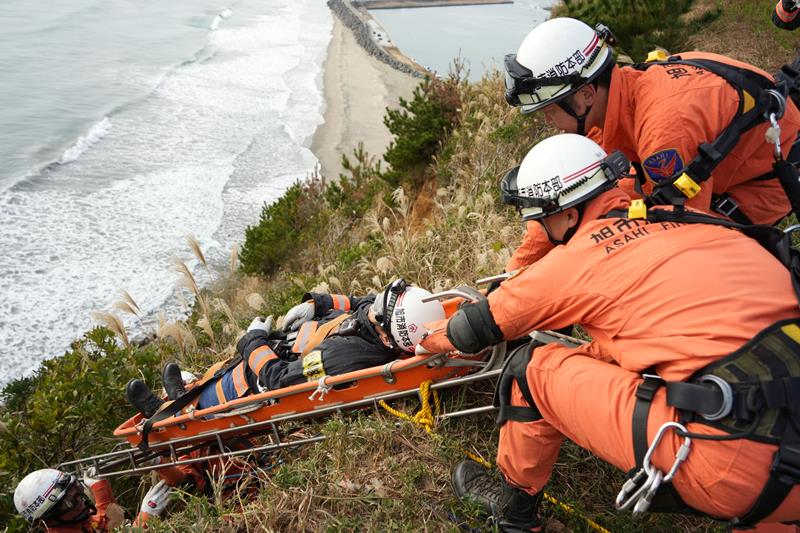 訓練で崖斜面に転落した負傷者役の隊員を引き上げる消防特別救助隊＝旭市の刑部岬