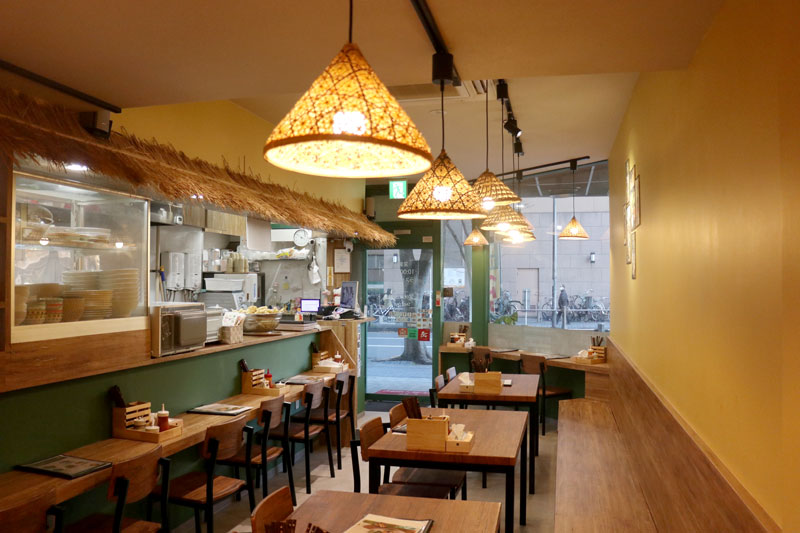 ベトナムを感じさせるこだわりの店内