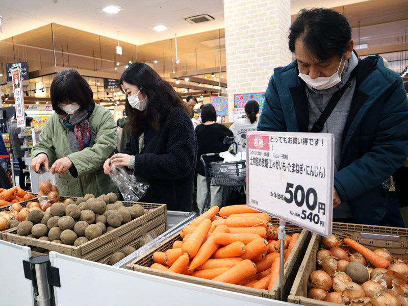 野菜の詰め放題をする買い物客ら＝１日、イオンモール幕張新都心
