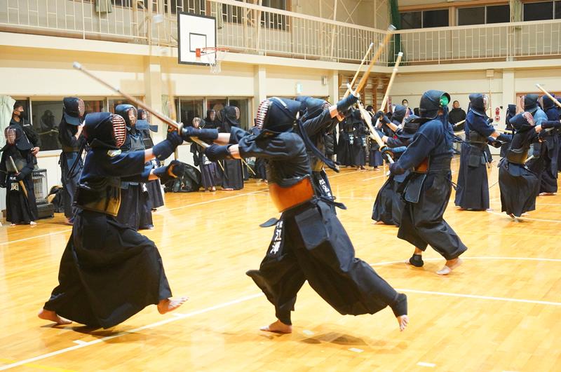 年越し稽古で汗をかく参加剣士＝いすみ市