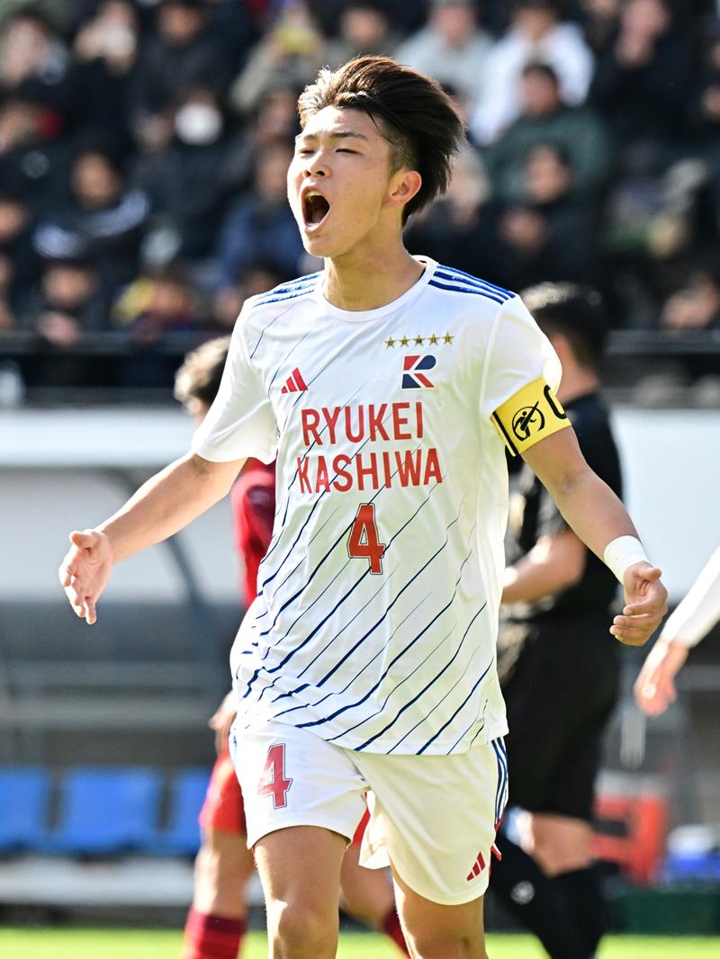 大分鶴崎－流通経大柏　前半、同点ＰＫを決めて喜ぶ流通経大柏・島谷＝フクアリ