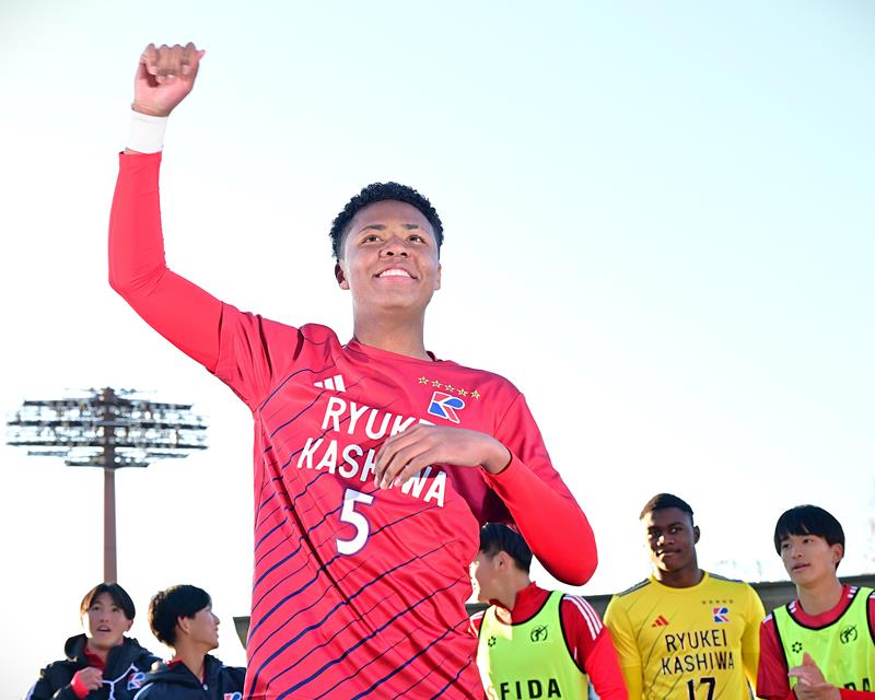 大津に競り勝ち、４強入りを決めて喜ぶ流通経大柏・メンディー＝４日、浦和駒場