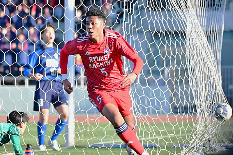 大津戦の前半、勝ち越しゴールを決めて駆け出す流通経大柏・メンディー