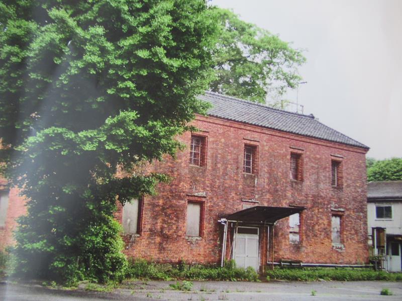 旧日本陸軍の武器庫とされる赤レンガ建物（「赤レンガをいかす会」提供）