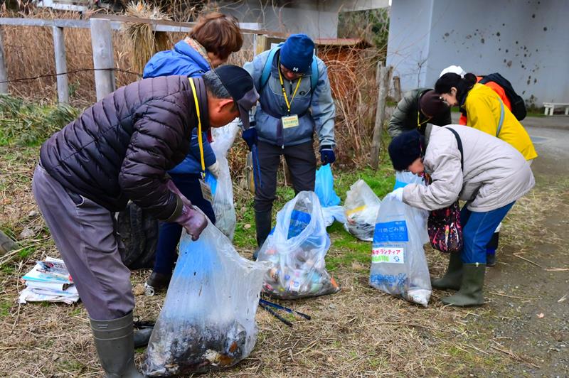 拾ったごみを分別する会員