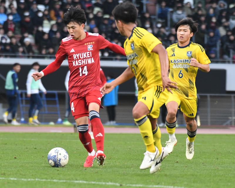 後半、競り合う流通経大柏・古川（左）