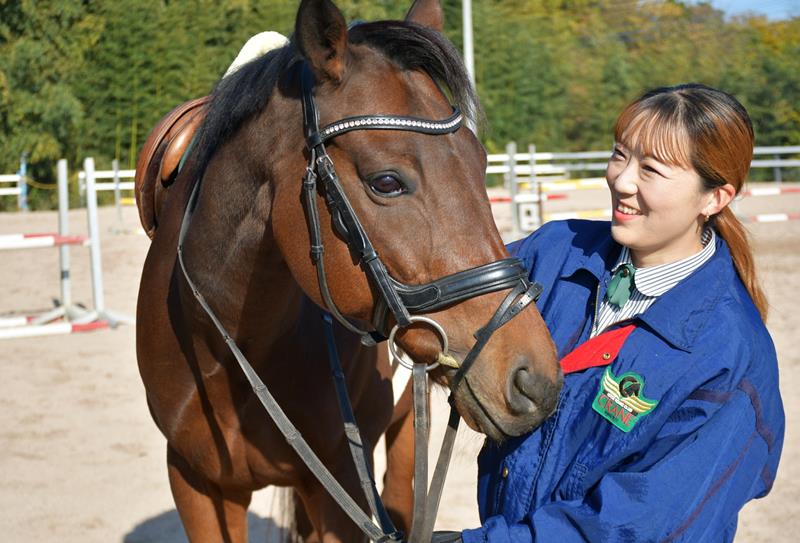 心を通わせるように接し合うカタールパールと篠崎さん＝富里市