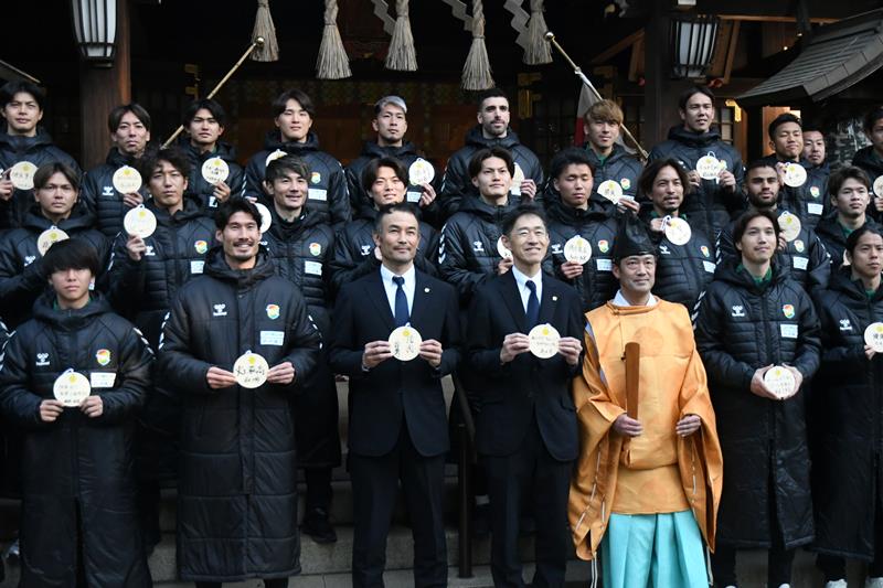 社殿前で集合写真に写る千葉の選手たち=市原市