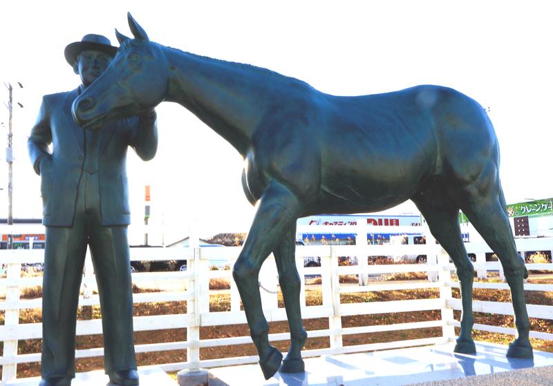 社台ファーム跡地の大銀杏公園に建てられた名馬ノーザンテーストと吉田氏の像＝富里市