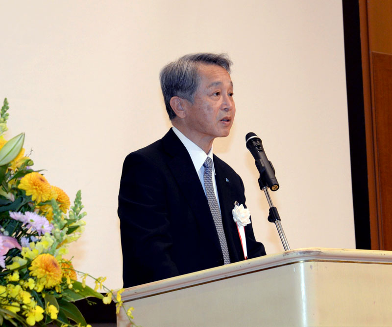 あいさつする千葉東法人会の花島会長＝千葉市中央区の京成ホテルミラマーレ