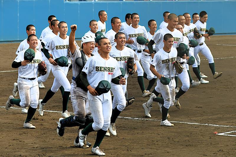 秋季県大会を制し、関東大会で４強入りした専大松戸ナイン＝昨年１０月、県総合ＳＣ