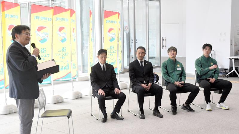 ジェフ千葉の監督や選手、社長に激励の言葉を述べる神谷市長(左)=21日、千葉市役所