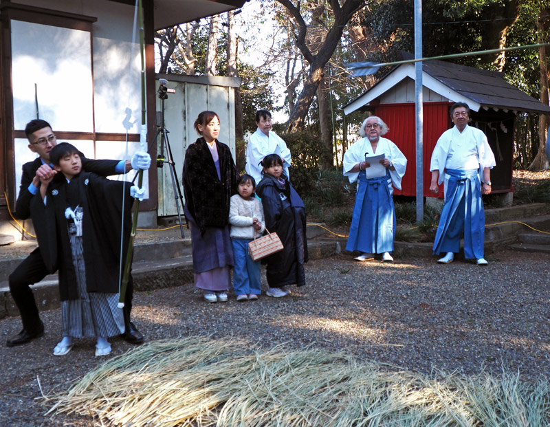 父親の越後谷一敏さんの介添えで矢を射るわかとの敏信さん=24日、君津市